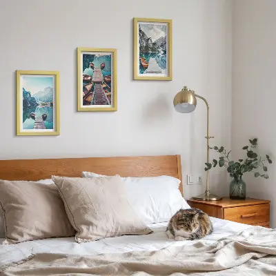 Modern keretezett képszett nyugodt tó fa mólókkal és csónakokkal