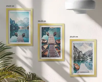 Modern keretezett képszett nyugodt tó fa mólókkal és csónakokkal