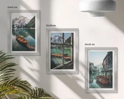 Keretezett triptichon kilátás egy hegyi tóra csónakokkal és egy vízparti házzal