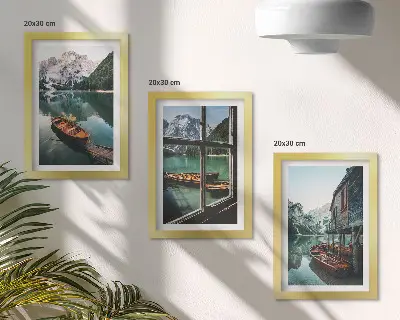 Keretezett triptichon kilátás egy hegyi tóra csónakokkal és egy vízparti házzal