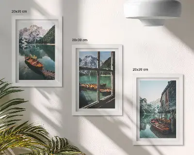 Keretezett triptichon kilátás egy hegyi tóra csónakokkal és egy vízparti házzal