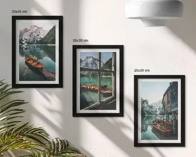 Keretezett triptichon kilátás egy hegyi tóra csónakokkal és egy vízparti házzal
