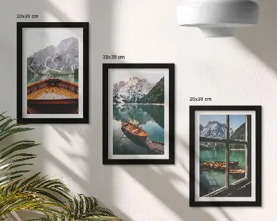 Modern keretezett kép szett kilátás egy hegyi tóra csónakokkal és ablakkal a háttérben