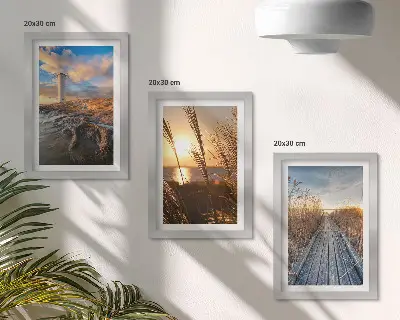 Keretezett triptichon kilátás a tengerparti világítótoronyra fűvel és fafa mólóval