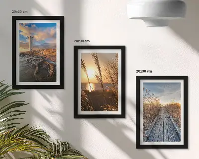 Keretezett triptichon kilátás a tengerparti világítótoronyra fűvel és fafa mólóval