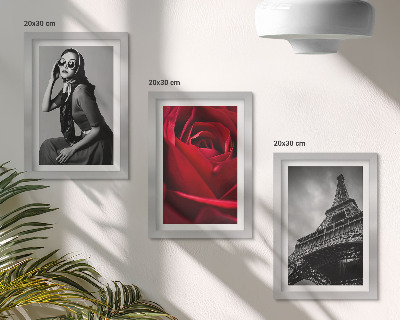 Keretezett triptichon Párizsi nő rózsaszín szemüveggel és az Eiffel-torony