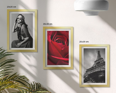 Keretezett triptichon Párizsi nő rózsaszín szemüveggel és az Eiffel-torony