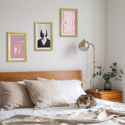Keretezett triptichon Stílusos portré egy pezsgős, pihentető nőről