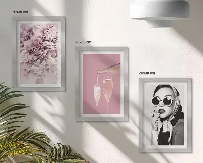 Keretezett triptichon rózsaszín árnyalatú virágok és egy elegáns nő motívummal