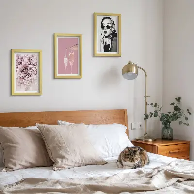 Keretezett triptichon rózsaszín árnyalatú virágok és egy elegáns nő motívummal