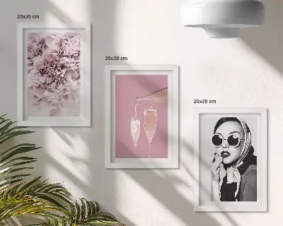 Keretezett triptichon rózsaszín árnyalatú virágok és egy elegáns nő motívummal