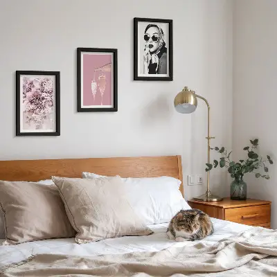 Keretezett triptichon rózsaszín árnyalatú virágok és egy elegáns nő motívummal