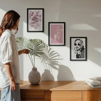 Keretezett triptichon rózsaszín árnyalatú virágok és egy elegáns nő motívummal