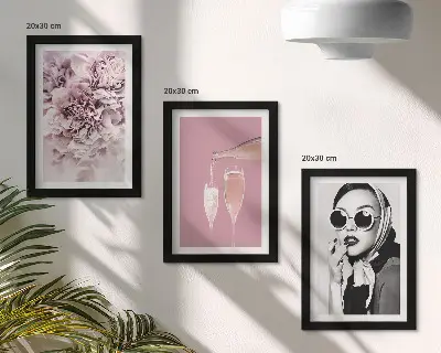 Keretezett triptichon rózsaszín árnyalatú virágok és egy elegáns nő motívummal