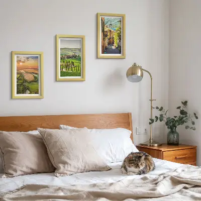 Olasz tájak folyóval, dombokkal és egy városi utcával keretezett triptichon
