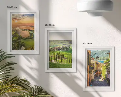 Olasz tájak folyóval, dombokkal és egy városi utcával keretezett triptichon