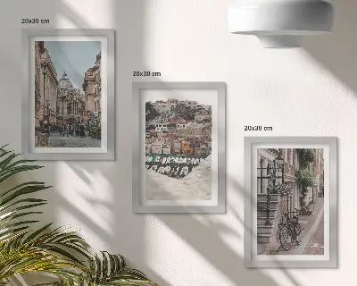 Bájos városi utcák triptichon kikötői kilátással és épületekkel, keretezett kivitelben