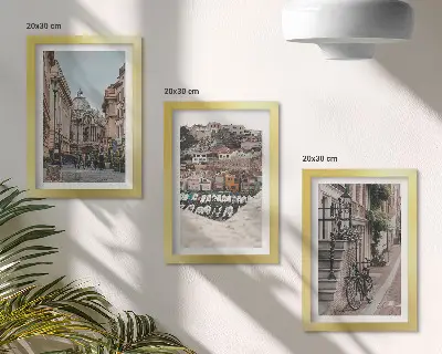 Bájos városi utcák triptichon kikötői kilátással és épületekkel, keretezett kivitelben