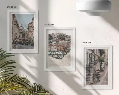 Bájos városi utcák triptichon kikötői kilátással és épületekkel, keretezett kivitelben