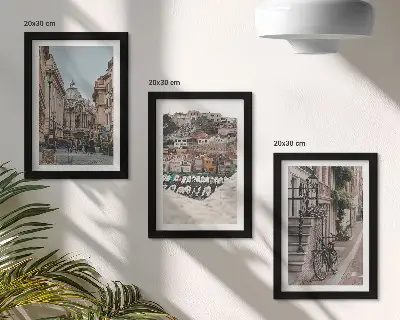 Bájos városi utcák triptichon kikötői kilátással és épületekkel, keretezett kivitelben