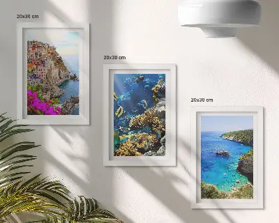 Tengerparti kilátás színes házakkal és korallzátonyokkal keretezett triptichon