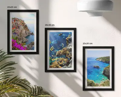 Tengerparti kilátás színes házakkal és korallzátonyokkal keretezett triptichon