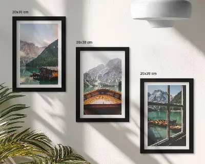 Hegyi tó csónakkal és faházakkal modern keretezett képszett