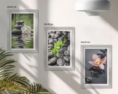 Keretezett triptichon békés zen kompozíció vízen lebegő kövekkel és virágokkal