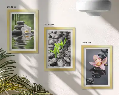 Keretezett triptichon békés zen kompozíció vízen lebegő kövekkel és virágokkal