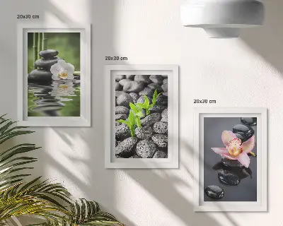 Keretezett triptichon békés zen kompozíció vízen lebegő kövekkel és virágokkal