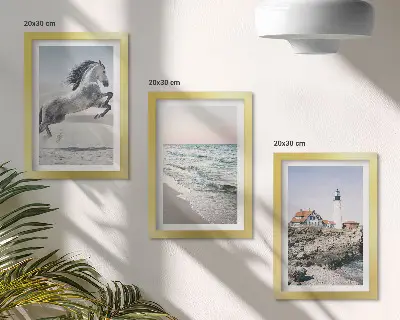 Keretezett triptichon lovak mozgásban a tengerparton, világítótoronnyal és áramló hullámokkal