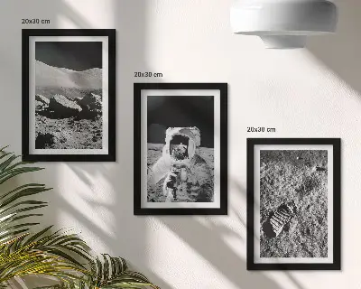 Holdfotók űrhajóssal és lábnyommal keretezett háromrészes kép