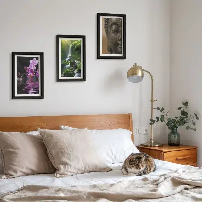 Virágok a vízben, vízesés zöld sziklákkal és Buddha mintás triptichon keretezett kivitelben