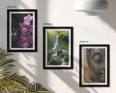 Virágok a vízben, vízesés zöld sziklákkal és Buddha mintás triptichon keretezett kivitelben