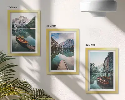 Keretezett triptichon hegyi tavi tájkép csónakokkal és faházzal
