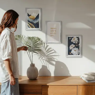 Keretezett triptichon absztrakt hegyek, virágok és inspiráló betűk mintával