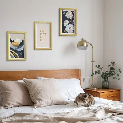 Keretezett triptichon absztrakt hegyek, virágok és inspiráló betűk mintával