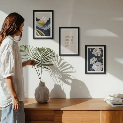 Keretezett triptichon absztrakt hegyek, virágok és inspiráló betűk mintával