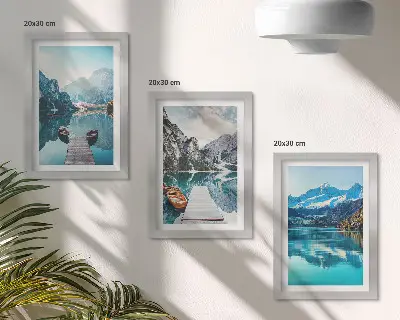 Hegyi tavak csónakokkal és tükröződésekkel a vízben keretezett triptichon