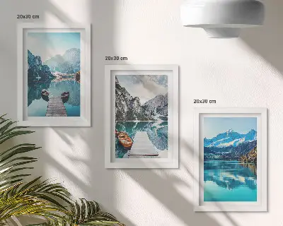 Hegyi tavak csónakokkal és tükröződésekkel a vízben keretezett triptichon