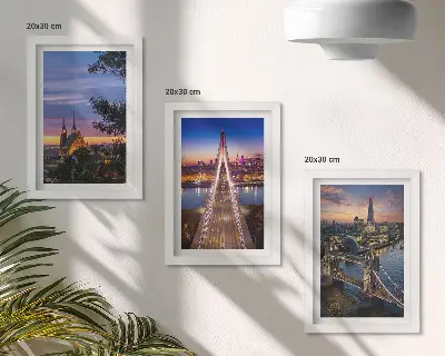 Városi kilátás hidakkal és naplementével keretezett triptichon