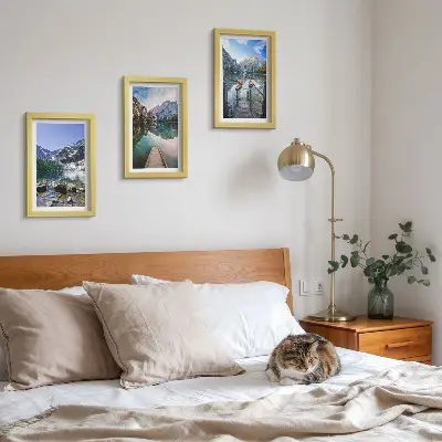 Hegyek, tavak és fa mólók a víz felett keretezett triptichon
