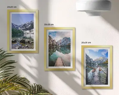 Hegyek, tavak és fa mólók a víz felett keretezett triptichon