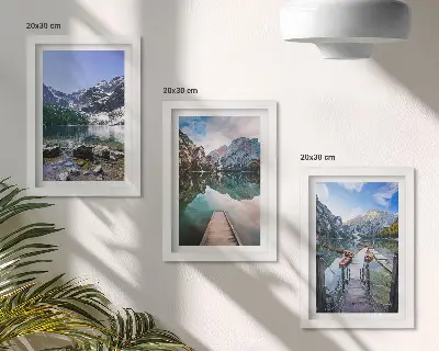 Hegyek, tavak és fa mólók a víz felett keretezett triptichon
