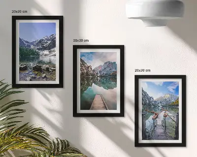 Hegyek, tavak és fa mólók a víz felett keretezett triptichon