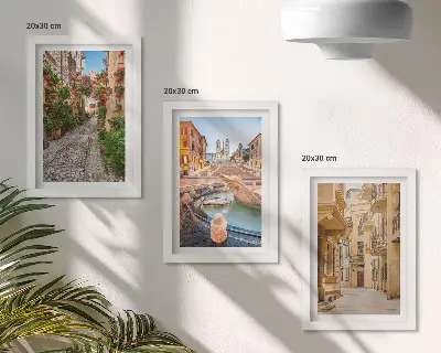 Bájos utcák és szökőkutak festői építészetben keretezett háromrészes triptichon