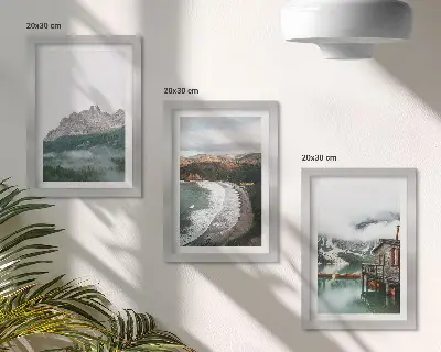 Modern keretezett képszett hegyi tájakkal, stranddal és faházzal
