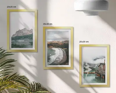 Modern keretezett képszett hegyi tájakkal, stranddal és faházzal