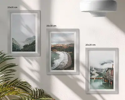 Hegyi és tengerparti kilátás felhőkkel és vízzel keretezett triptichon