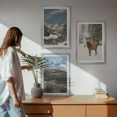 Keretezett kép szett hálószobába havas hegyek és erdő tájképpel